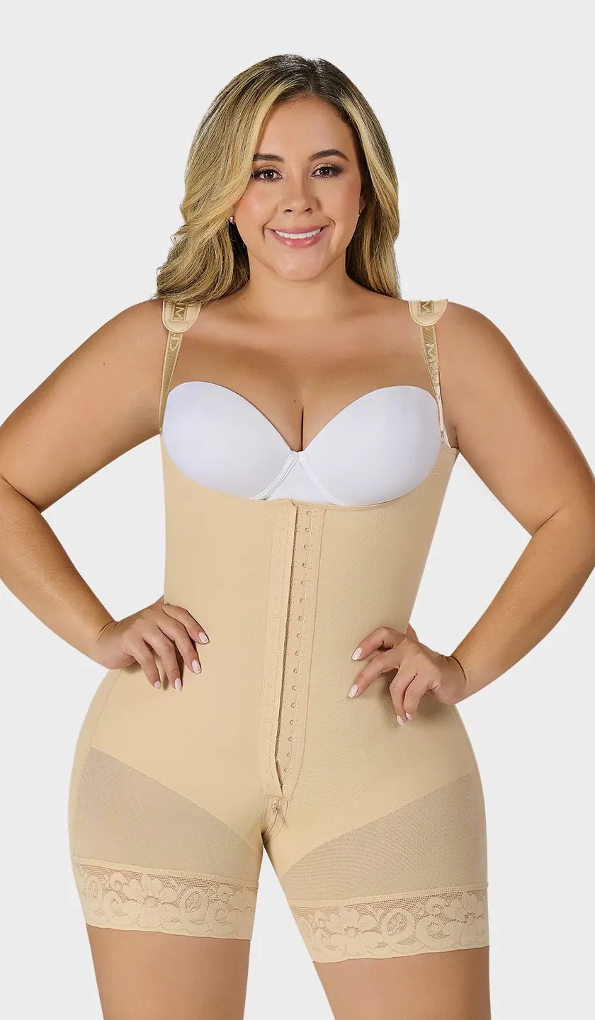 Faja beige colombiana corta, senos libres con hombreras removibles, encaje siliconado en pierna, ganchos en 2 niveles y cierre inferior. Realce natural de glúteos. Envío a México.