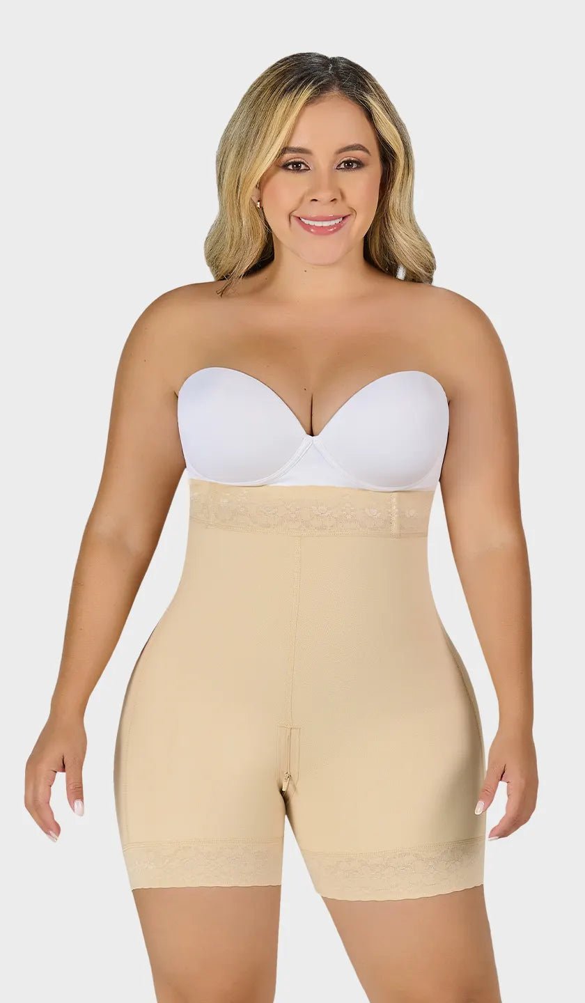 Short colombiano beige talle extra alto con encaje siliconado en cintura y pierna. Cierre inferior y realce natural de glúteos. Compra en línea, envío a México.